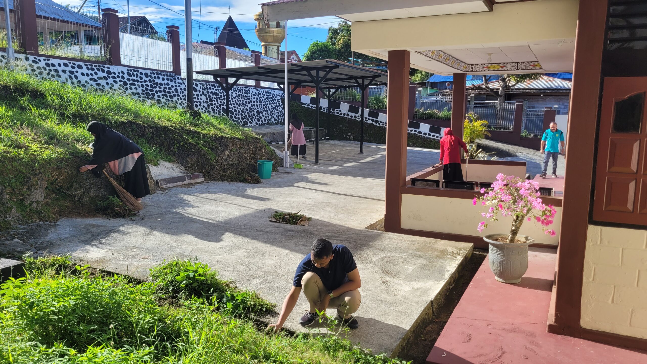 Kegiatan Kerjabakti Untuk Menjaga Kebersihan Lingkungan Kantor