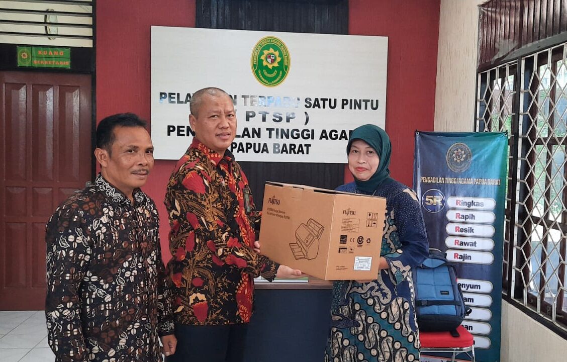 Penyerahan Hibah Berupa Perangkat Scanner Oleh Biro Perencanaan Mahkamah Agung