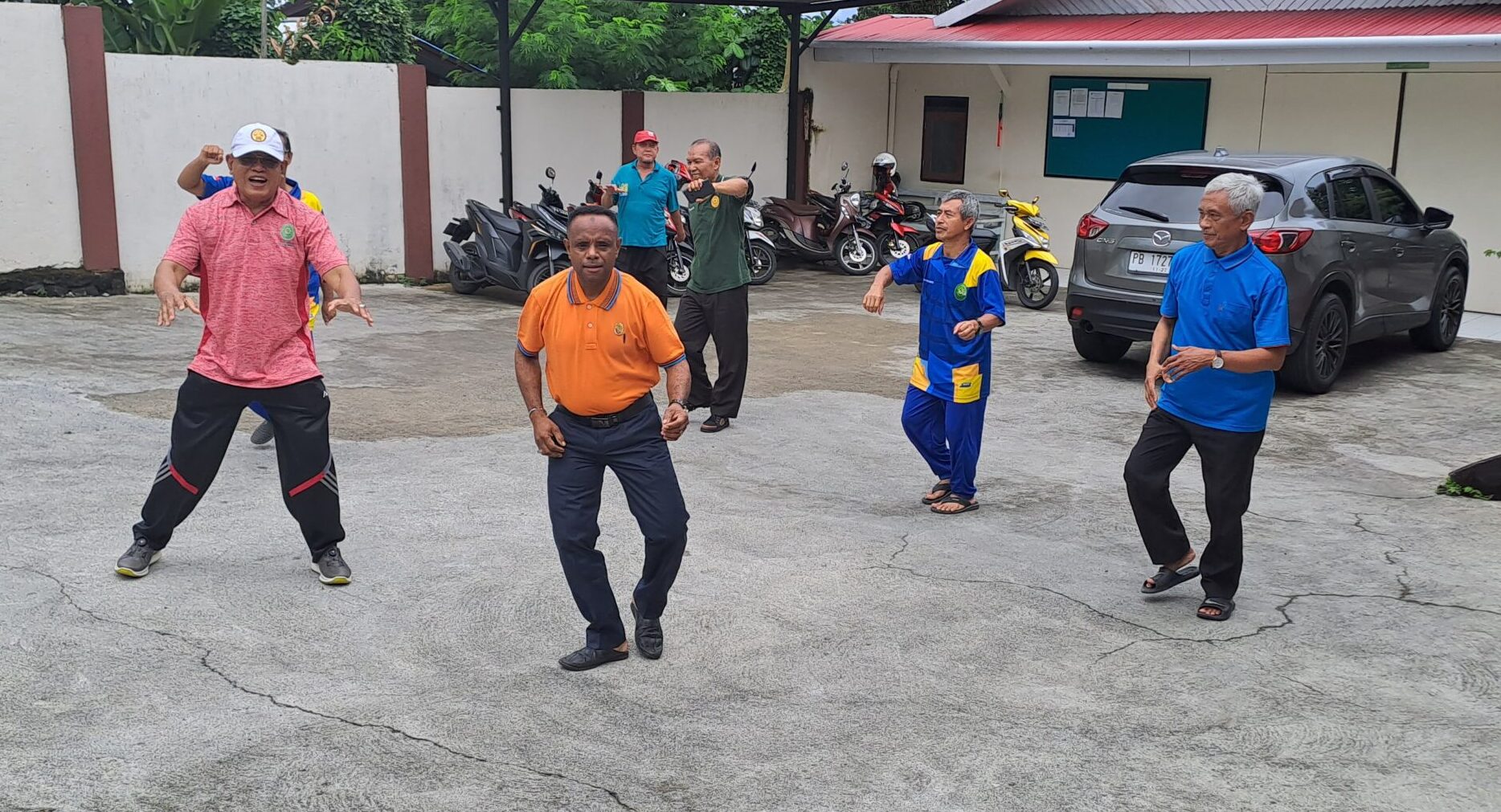 Jumat Sehat, Aparatur PTA Papua Barat Melaksanakan Kegiatan Senam