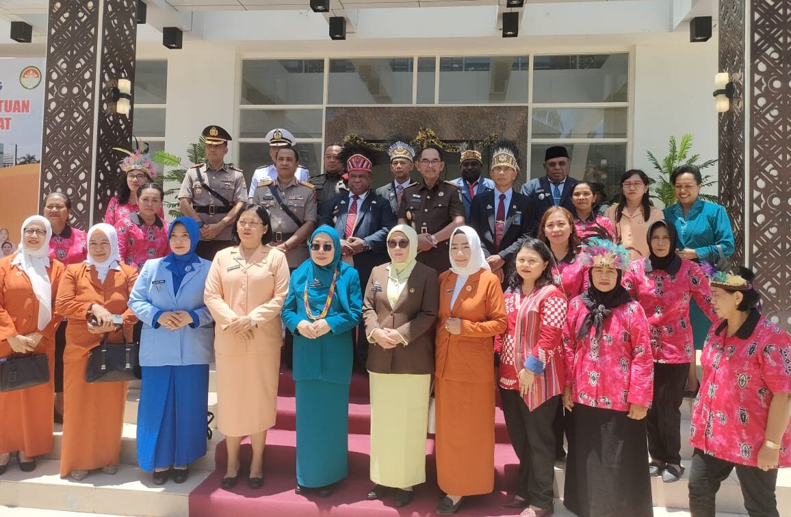 Memperingati HUT Provinsi Papua Barat ke-25 PTA Papua Barat Mengikuti Upacara Pengibaran Bendera