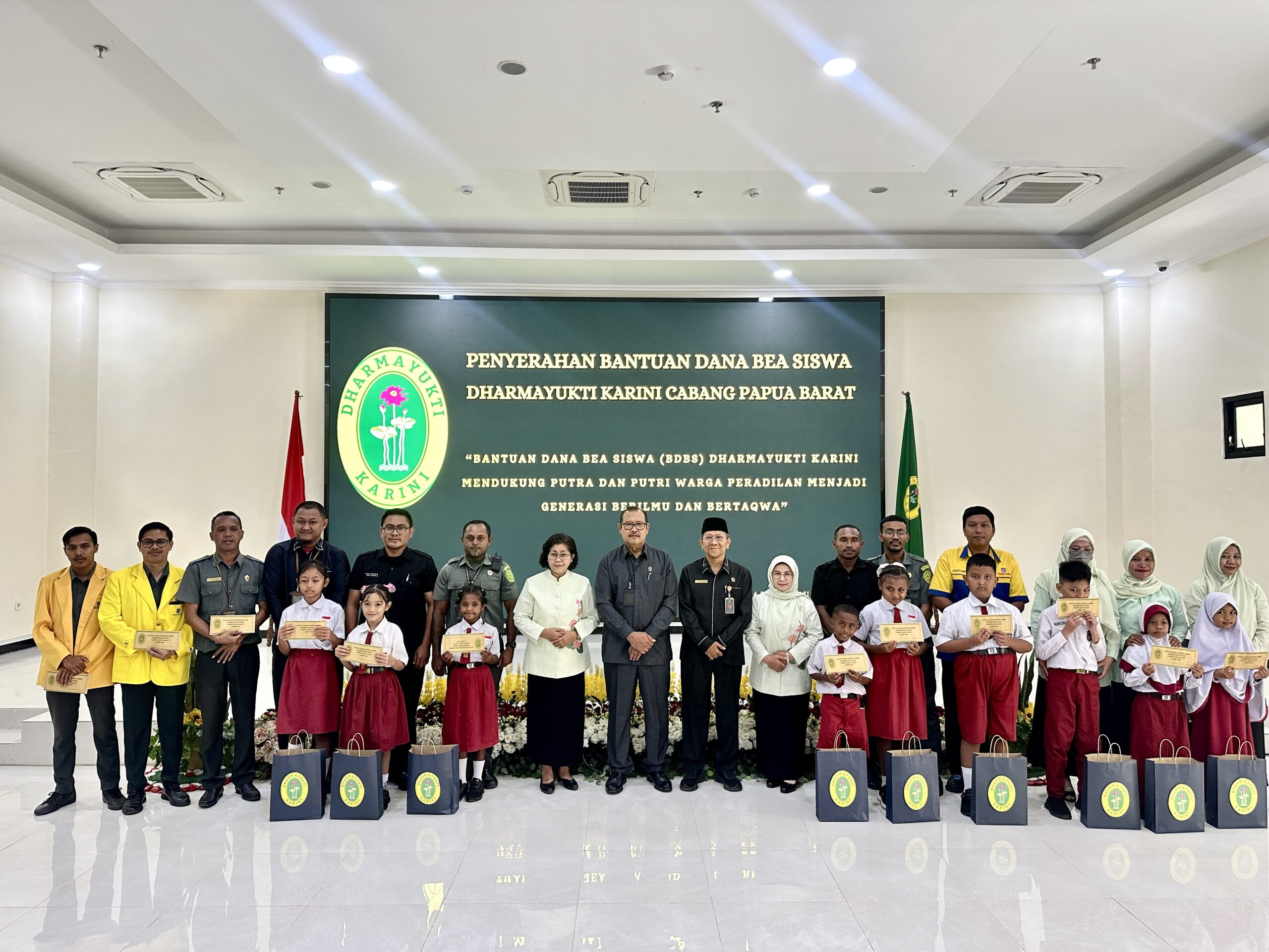 Pimpinan dan Hakim Tinggi PTA Papua Barat Hadiri Penyerahan Bantuan Dana Beasiswa Dharmayukti Karini