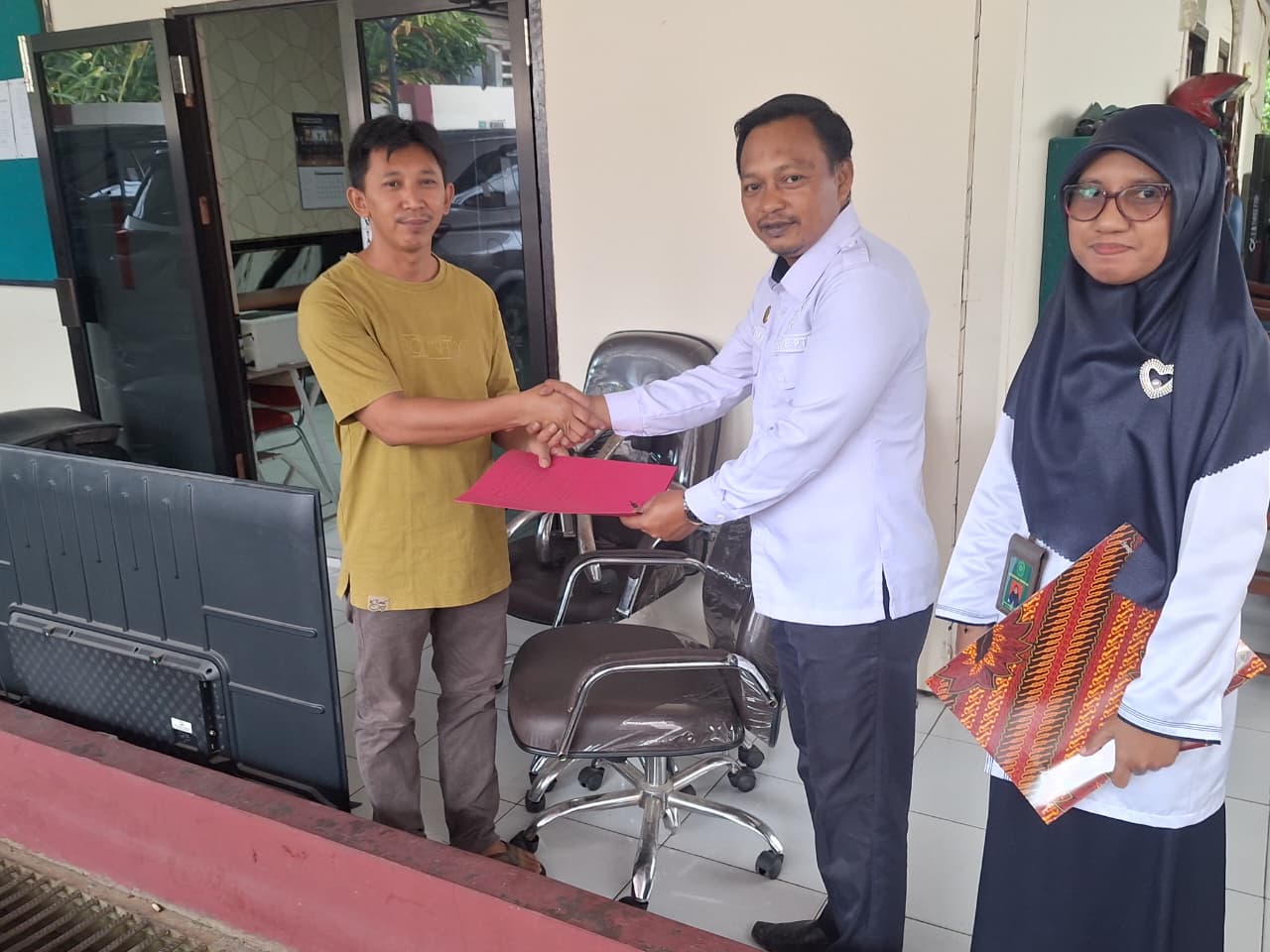 PTA Papua Barat Serahkan Barang Hasil Lelang kepada Pemenang Lelang