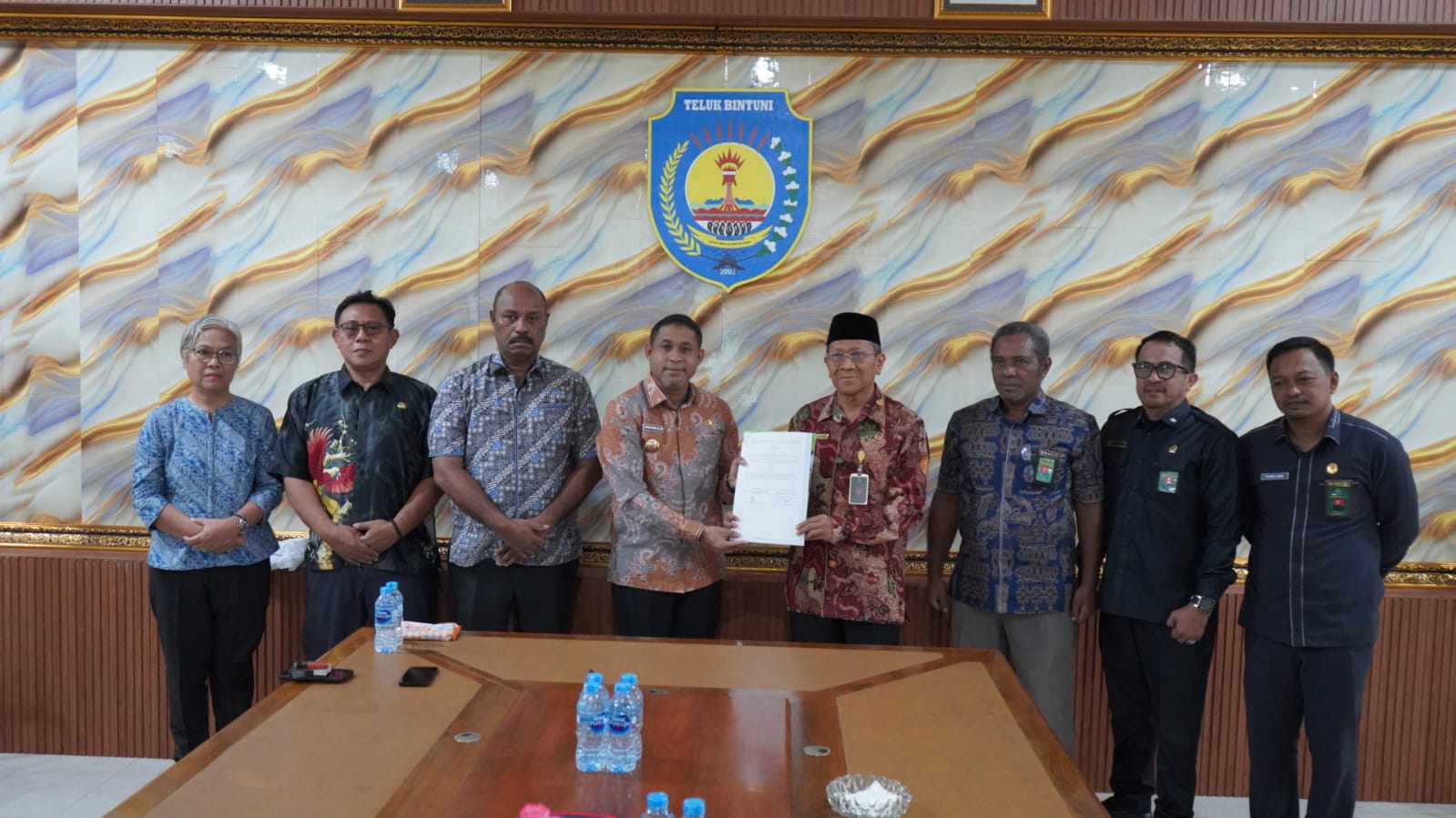 Usai Menempuh Jalur Darat Melintasi Pegunungan Papua, Ketua PTA Papua Barat Teken Hibah Tanah Bersama Bupati Teluk Bintuni