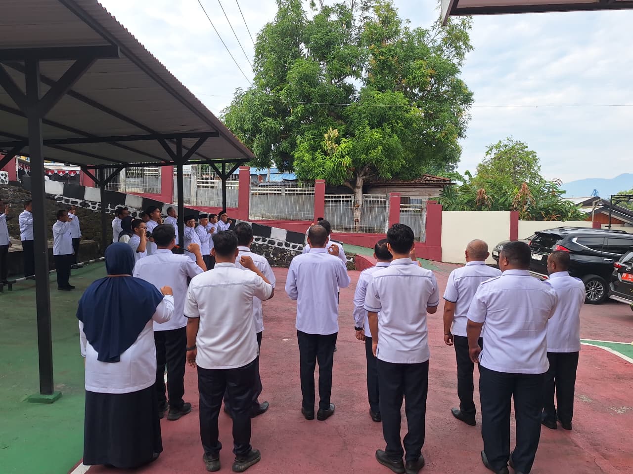 Apel Pagi (10/8) Ketua PTA Papua Barat Tekankan Monitoring Satker dan Kesiapan Panitia HUT