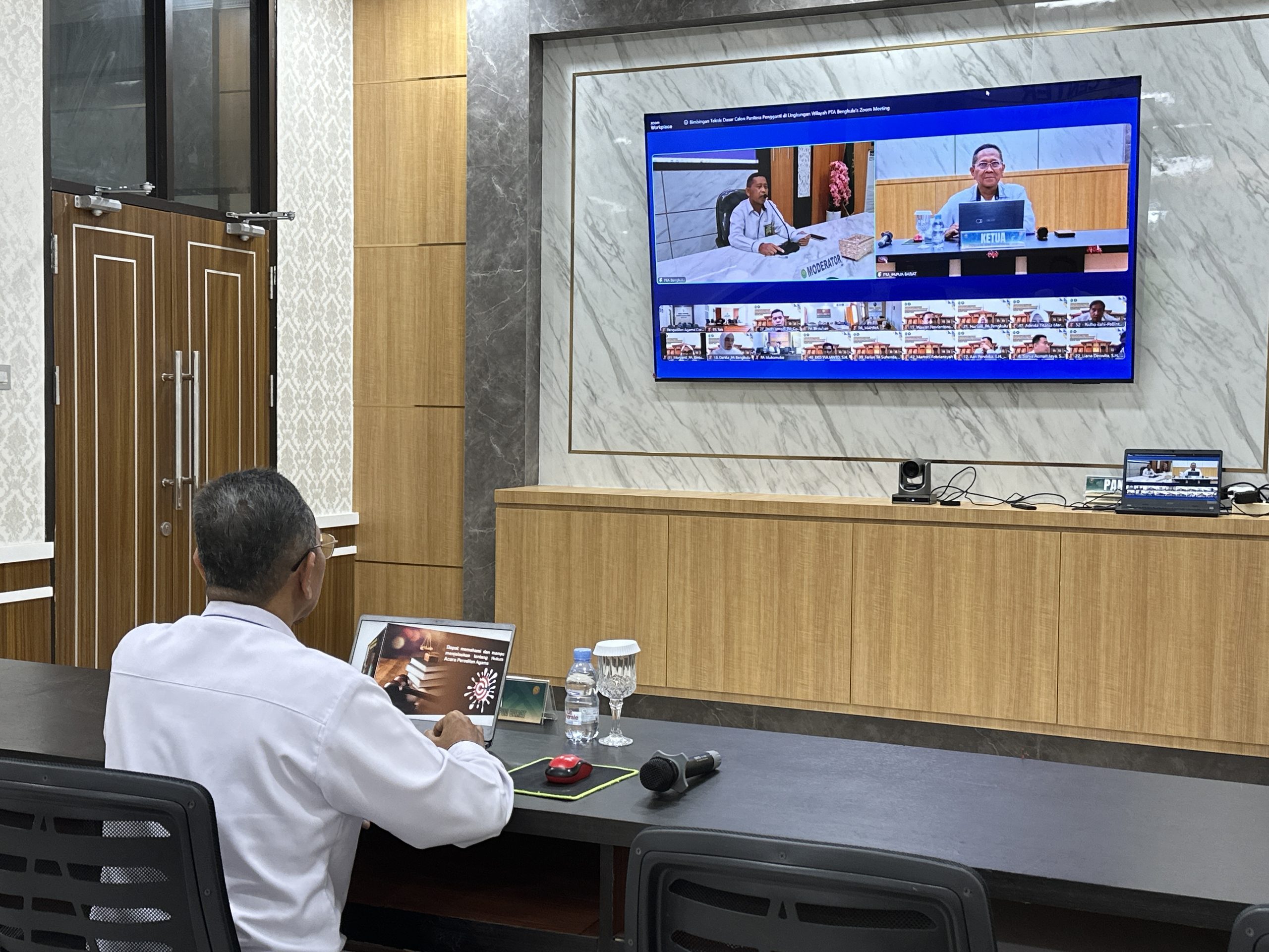 Ketua PTA Papua Barat Sampaikan Materi Hukum Acara Peradilan Agama pada Bimtek Calon Panitera Pengganti Wilayah PTA Bengkulu
